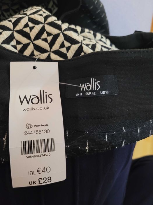 Wallis, UK,  fusta noua.