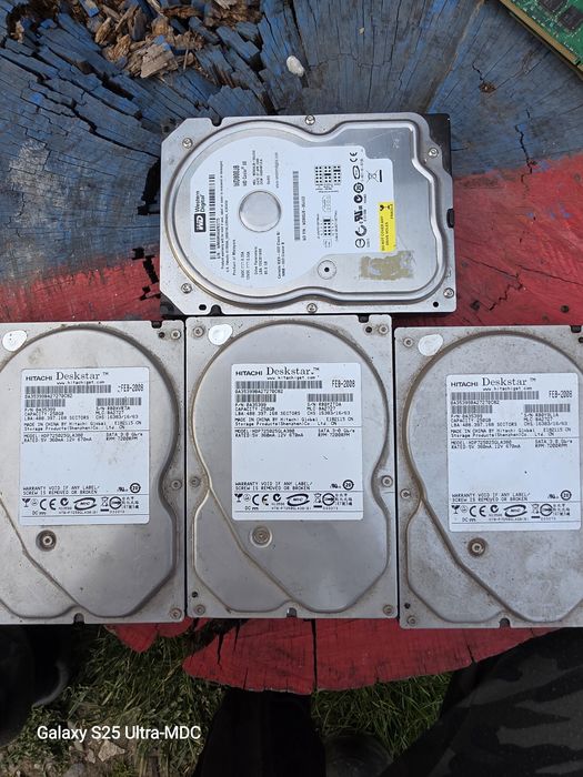 Vând 4 hard disk uri și 4 plăcute memorie ram