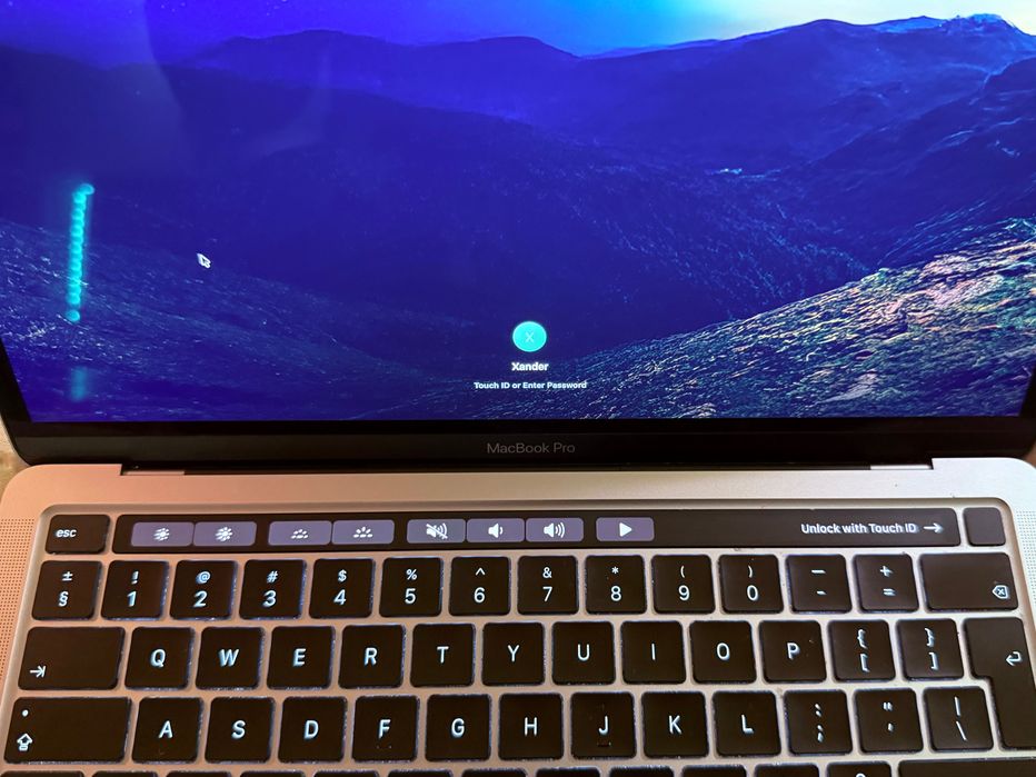 MacBook Pro M2 2022 • Като нов • Пълен комплект