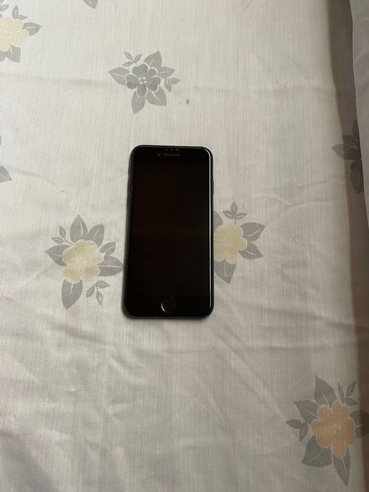 Продавам iPhone SE 2020