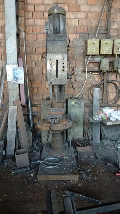 Masina de găurit verticală