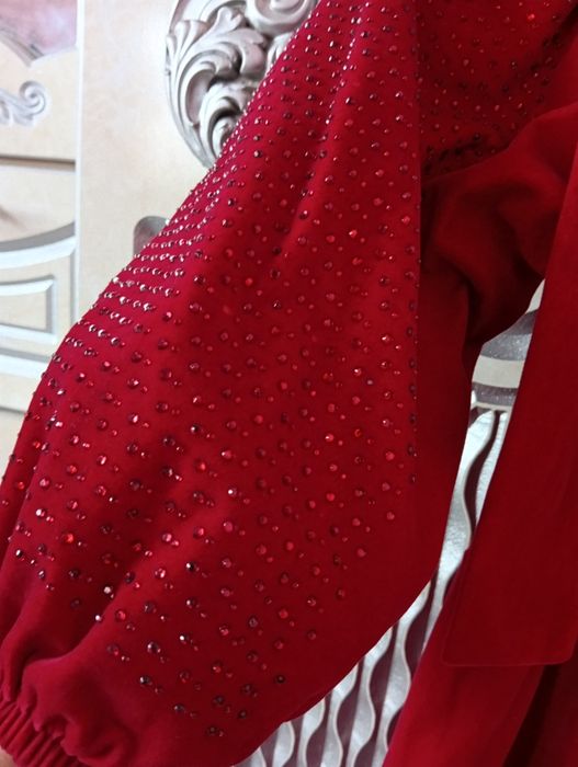 Qizil koʻylak,materiali qattiq,