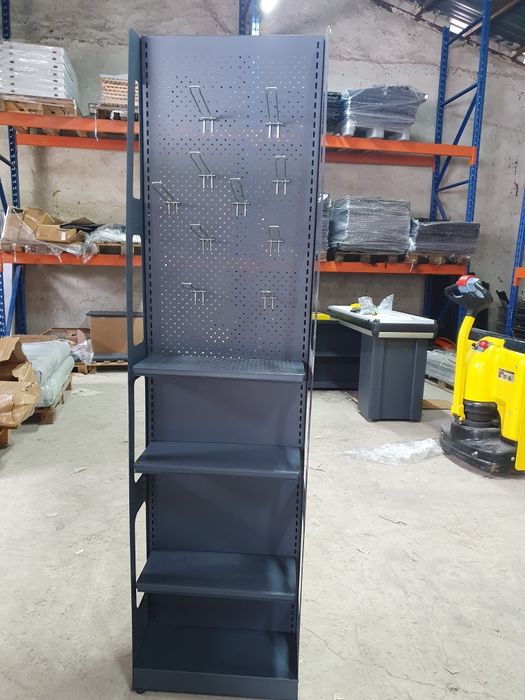 Промо стелаж с рафтове и куки