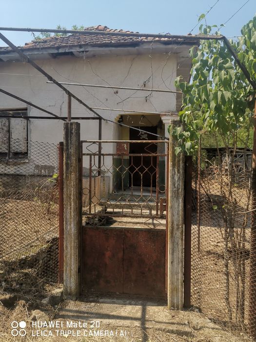 Продава изгодно парцел с гредоредна къща.