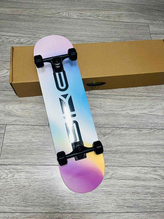 Skateboard nou în cutie cu folie