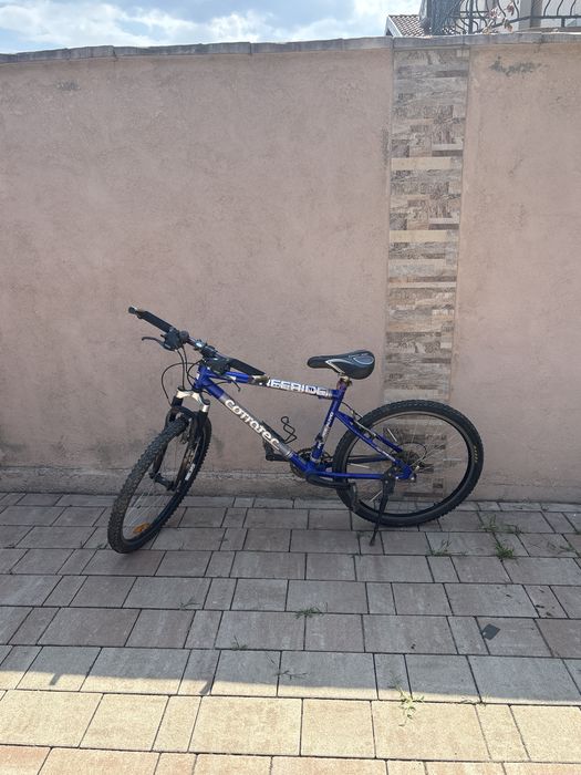 Bicicleta albastra furca cu suspensie