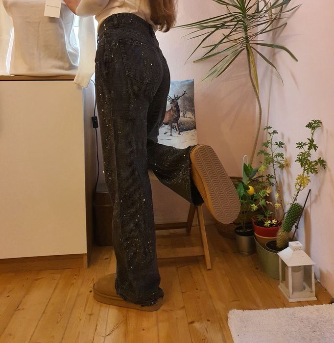 Черни дънки с камъни