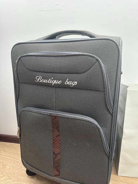 Большой дорожный чемодан.