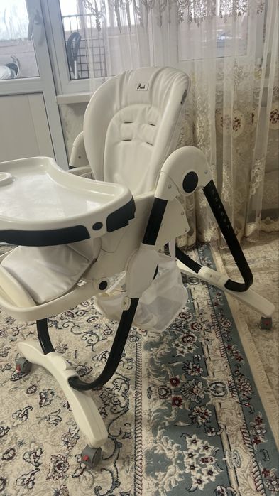 Балаға арналға тамақ ішетін стол