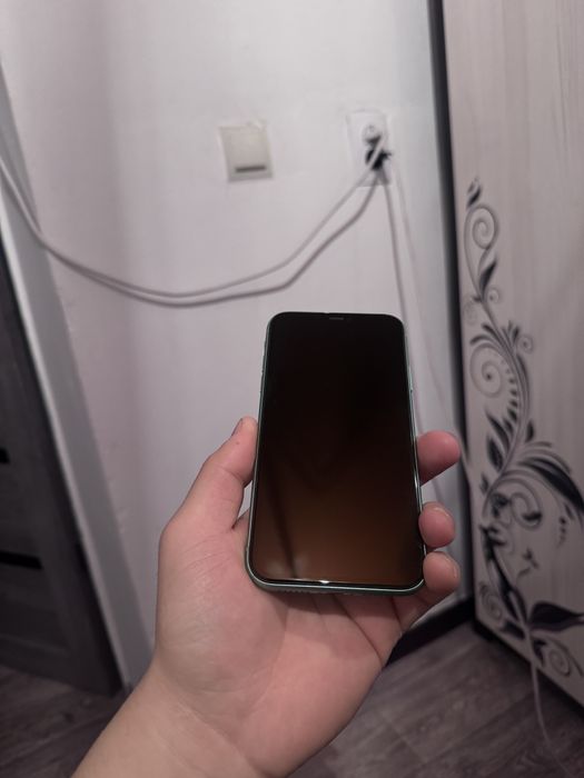 Продам Айфон 11 64 в отличном состояние