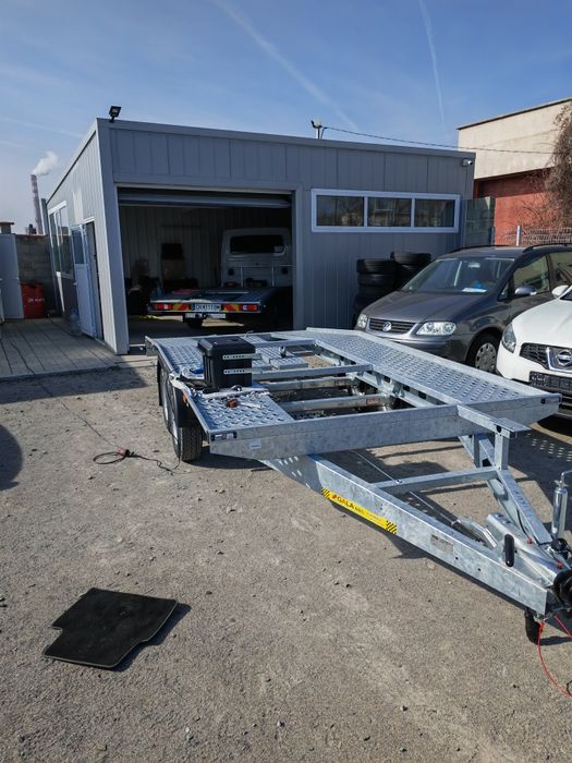 Платформа ремарке под наем за превоз на автомобили.