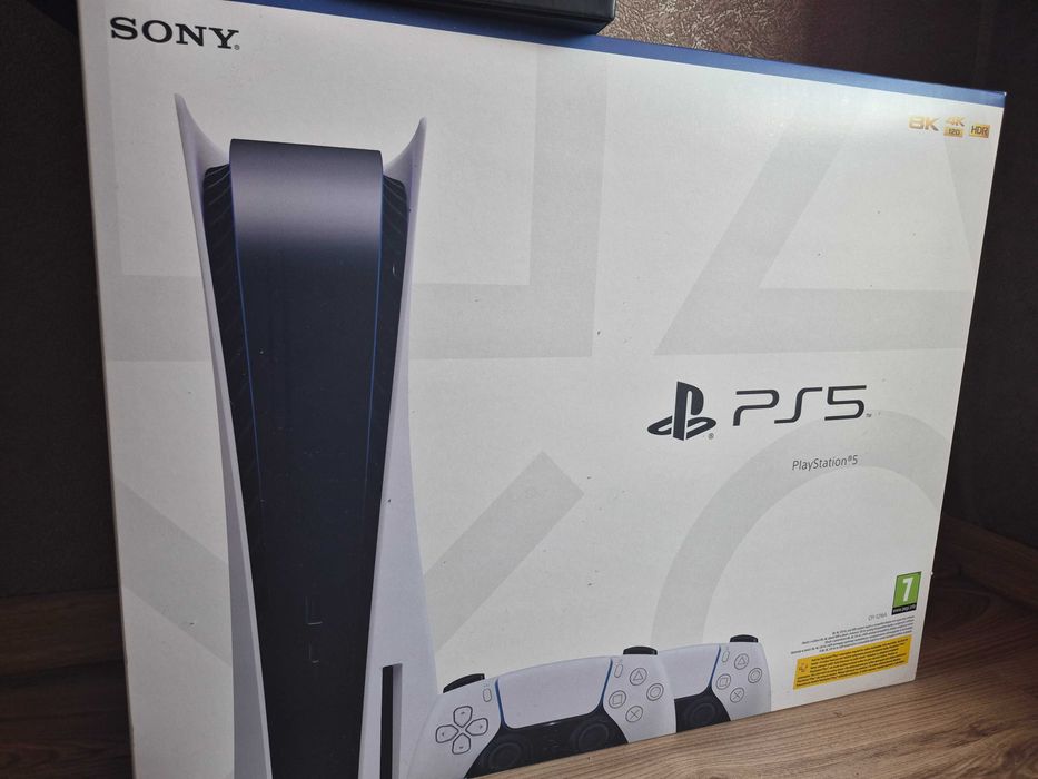 Конзола PS5 с 2 контролера