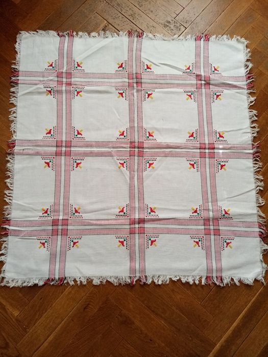 Карета, ръчно бродирани и плетени.