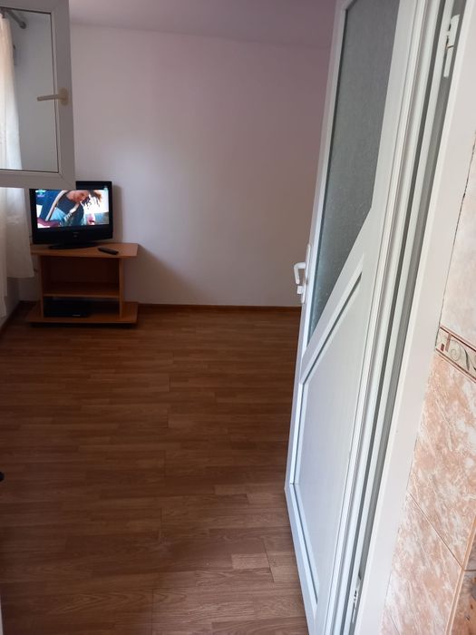 Închiriez garsoniera (la casa)
