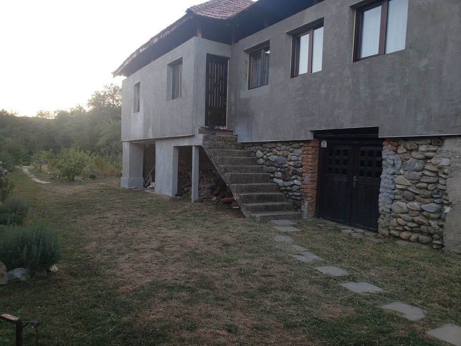 Vand casa aproape de oraș.