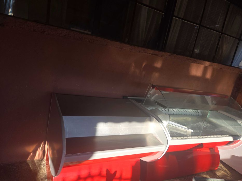 Витрина с щант за колбаси и млечни продукти