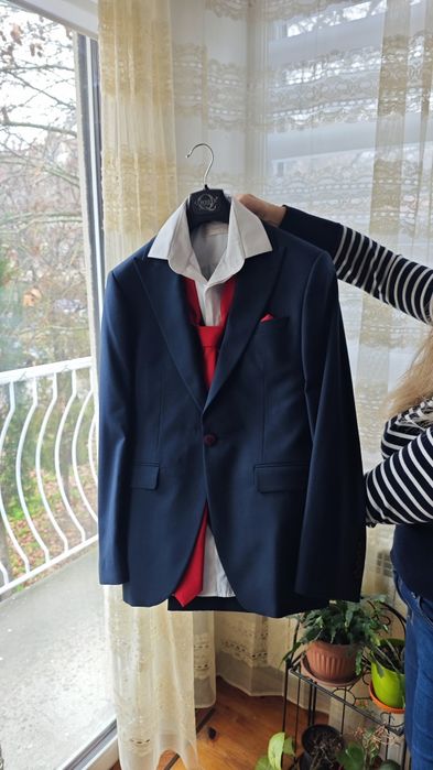 Официален костюм марков