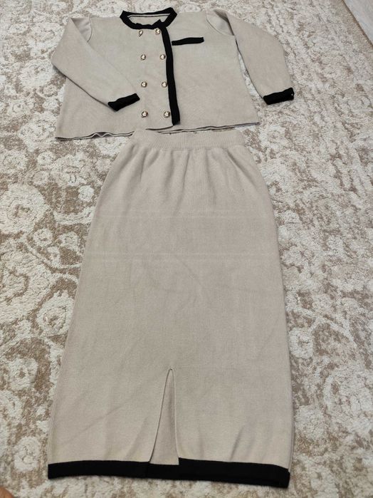 Costum cu fusta midi