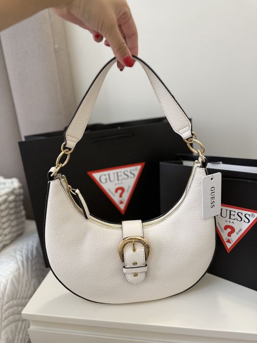 Сумочки от бренда Guess