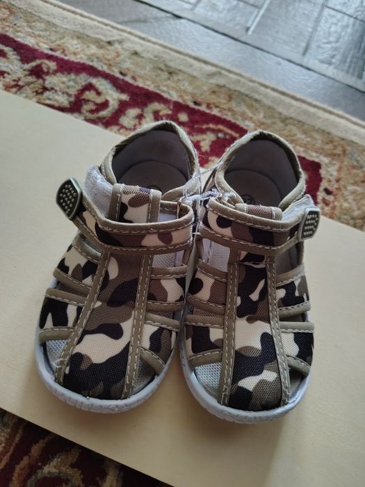 Vând sandalute baietel