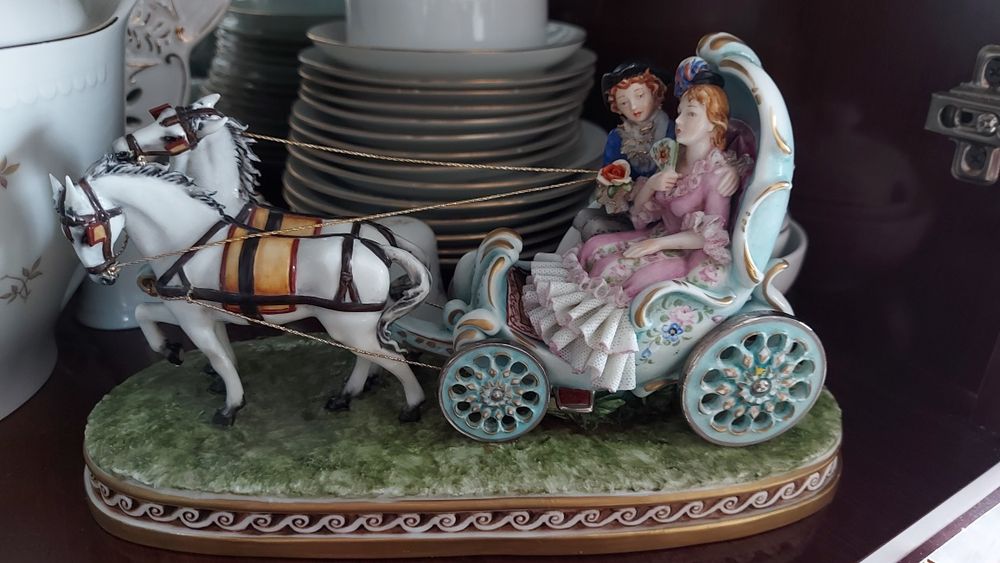 Шикарная статуэтка карета с лошадьми  Италия