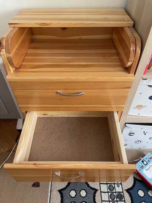 Дървен скрин за повиване на бебе от дърво чам.