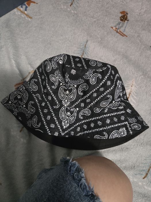 Лятна шапка носена