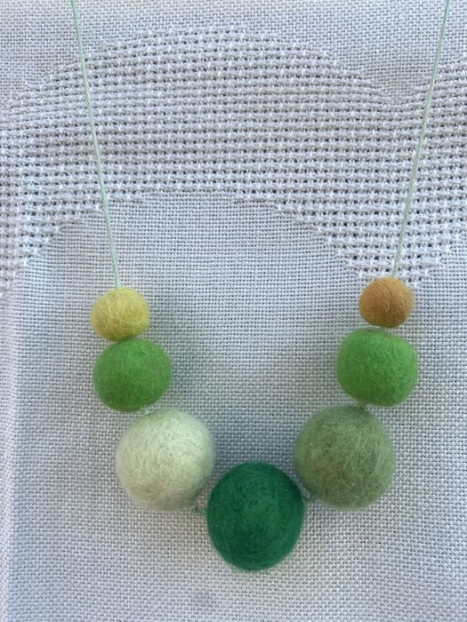 Bijuterii hand made din lana impaslita