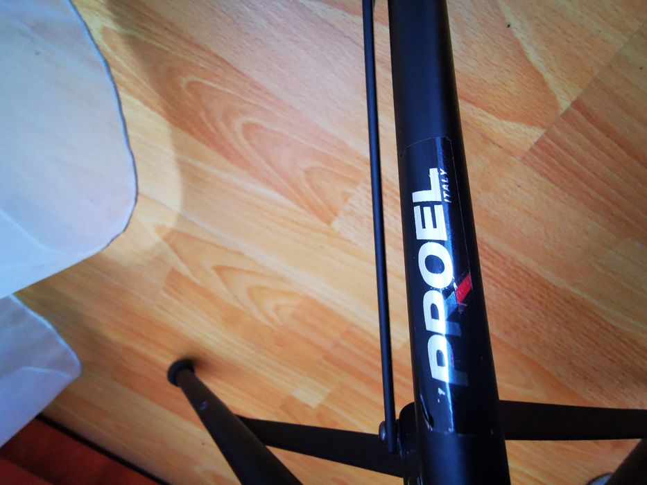 Stativ Proel impecabil