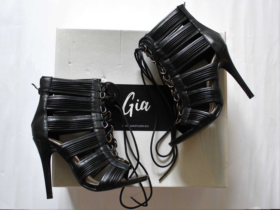 Обувки на висок ток