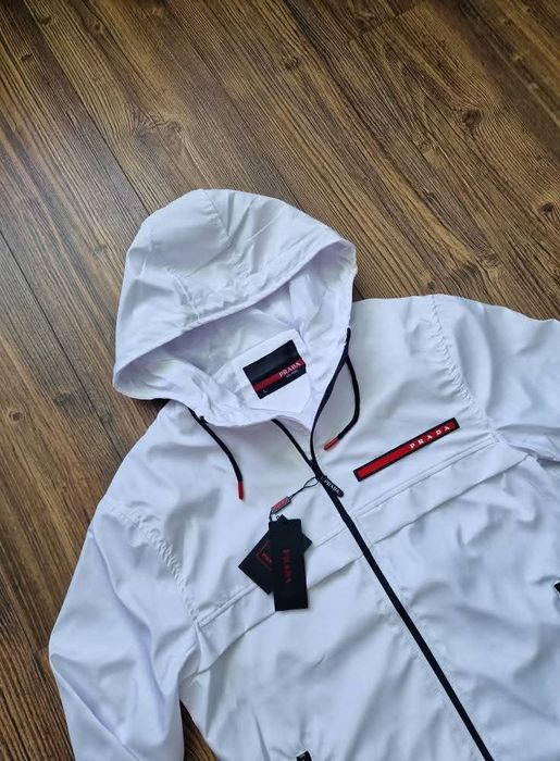 Страхотна мъжка ветровка яке  размер  S и L

Мъжка ветровка