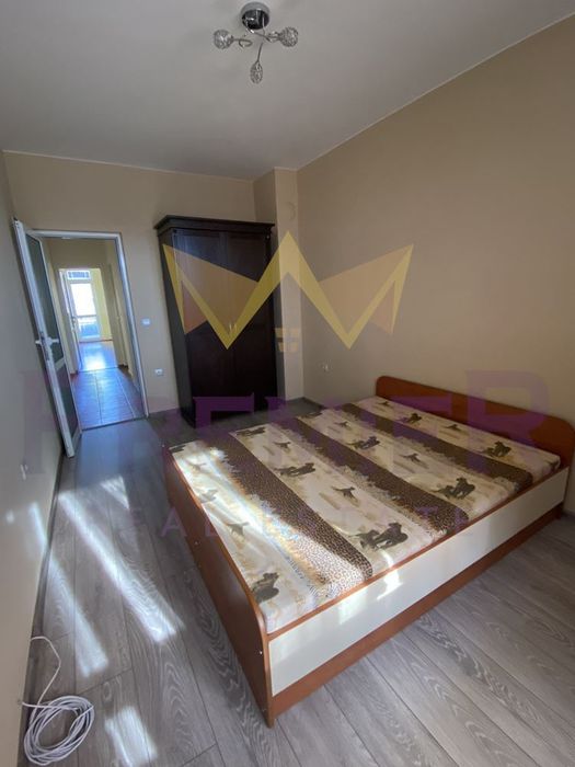 Тристаен апартамент,  Колхозен пазар