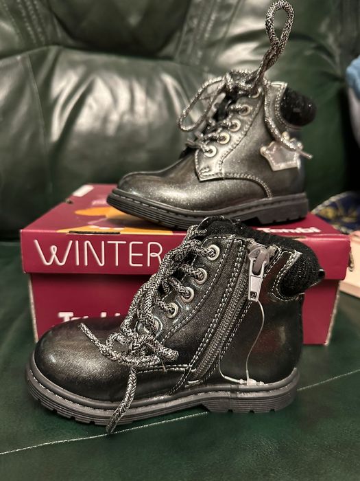 Продам детские ботиночки