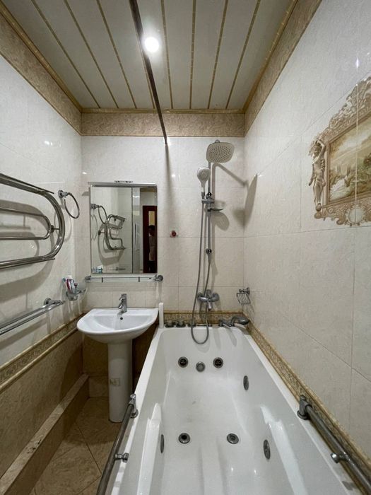 Продаю квартиру метро Ойбек 3 комнатная
