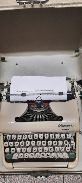 Mașină de scris Olympia Monica impecabilă