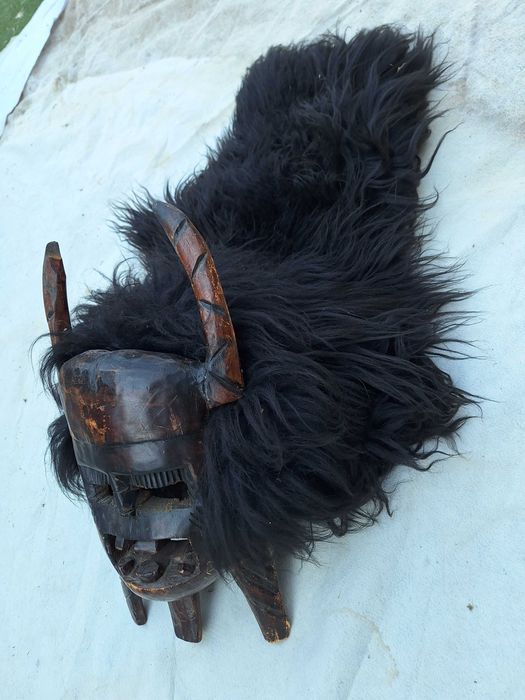 Кукерска маска от дърво и кожа