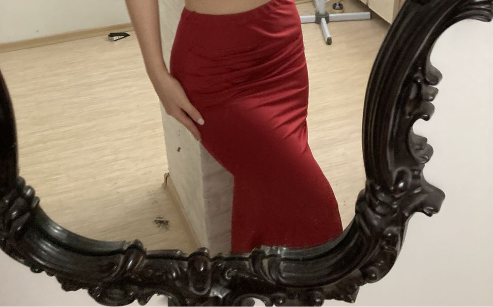 Червена дълга елегантна пола