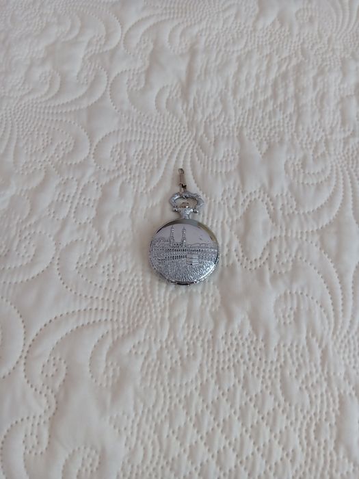 Продавам джобен часовник  може да се закача и на колана на батерия е