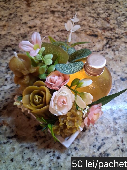 Aranjamente cu miere și lumânări decorative din ceară naturală de albi