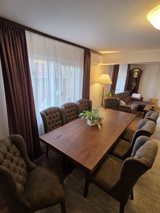 Set masă din lemn masiv + 8 scaune tapițate – stare excelentă