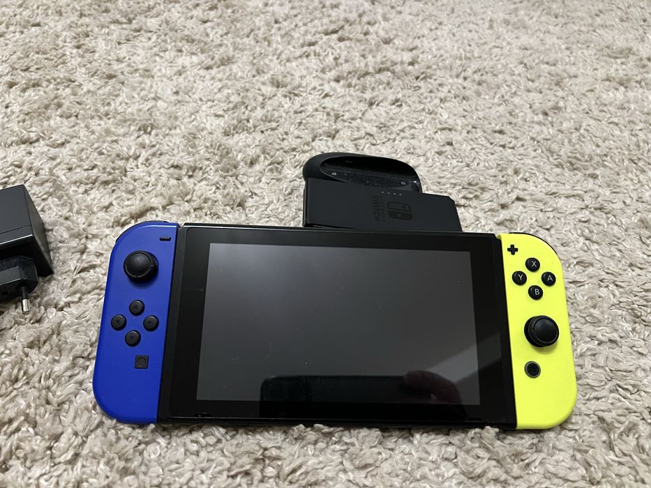 Nintendo Switch în stare foarte bună, cu accesorii originale.