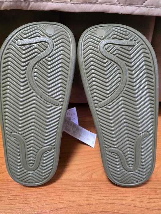 Saboti Adidas nou cu eticheta