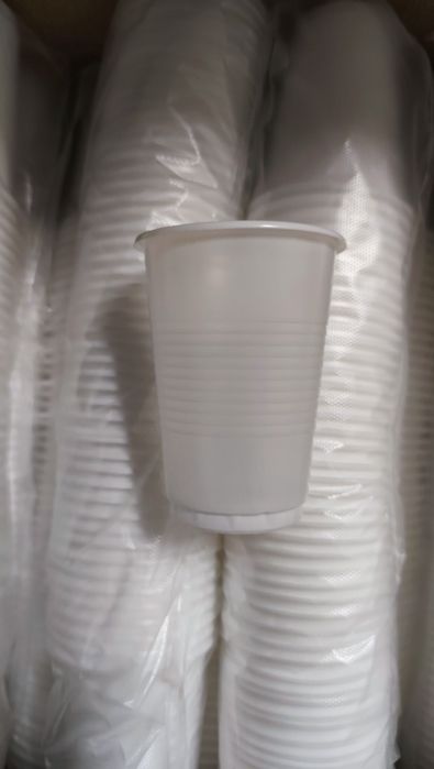 Стаканы одноразовые белые