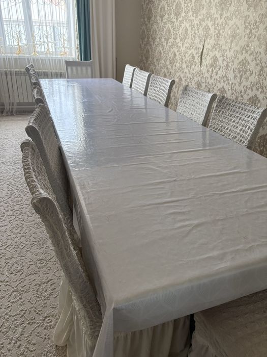 Стол и стулья , сервант