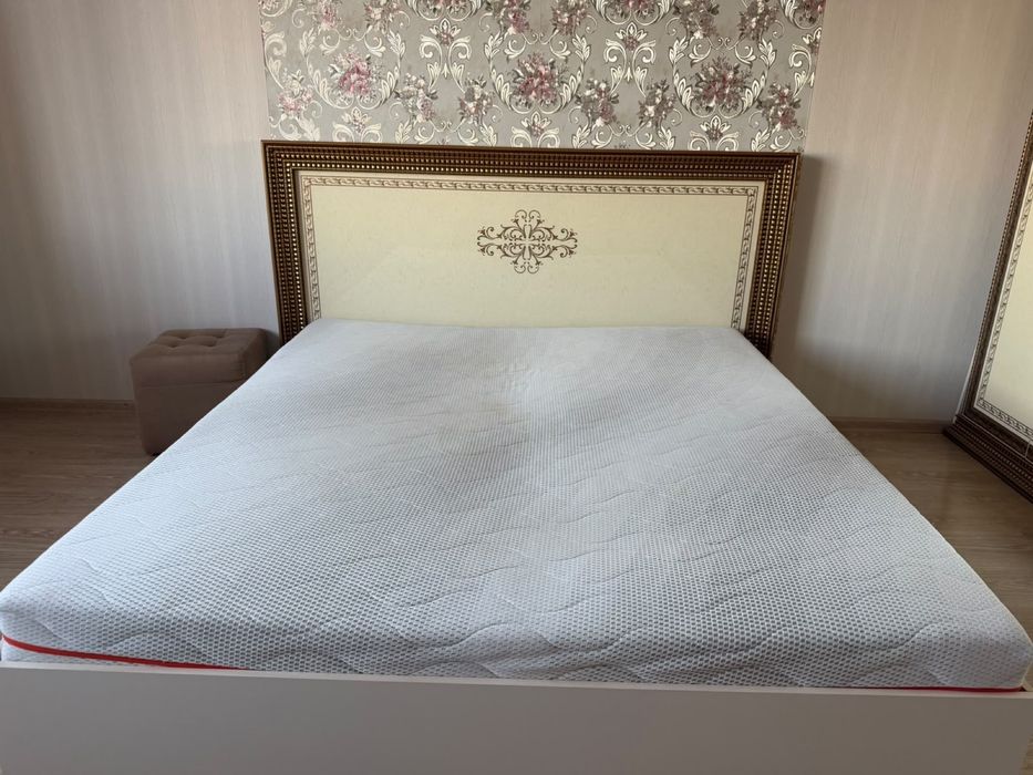 Продам кровать с тумбой