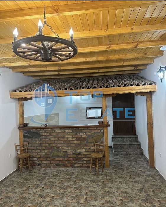 Функционираща къща за гости с басейн и панорамна гледка в село Кисьов