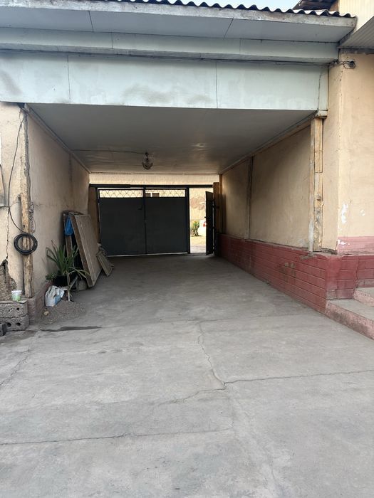 Xovli uy sotiladi srochniy