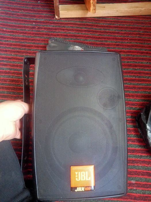 Продам калонки JBL JRX100 в хорошем состоянии.