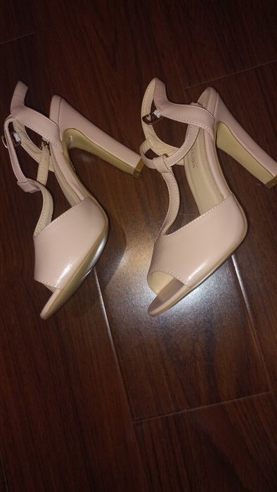 Подам босоножки новые 35 размер