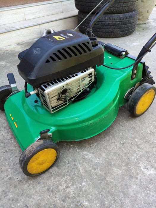 Mașina tuns iarba , gazonul